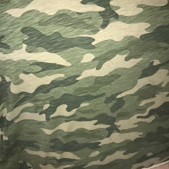 Old Navy green Camo print XL short sleeved shirt 💕 - Picture 3 of 5